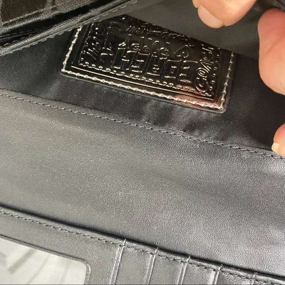 Coach Poppy wristlet with great silver detail! - Picture 6 of 7